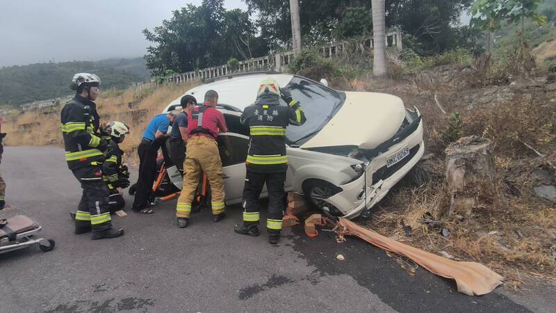 台東熱門打卡點「椰林大道」小客車自撞人卡車內 當地人喊稀奇