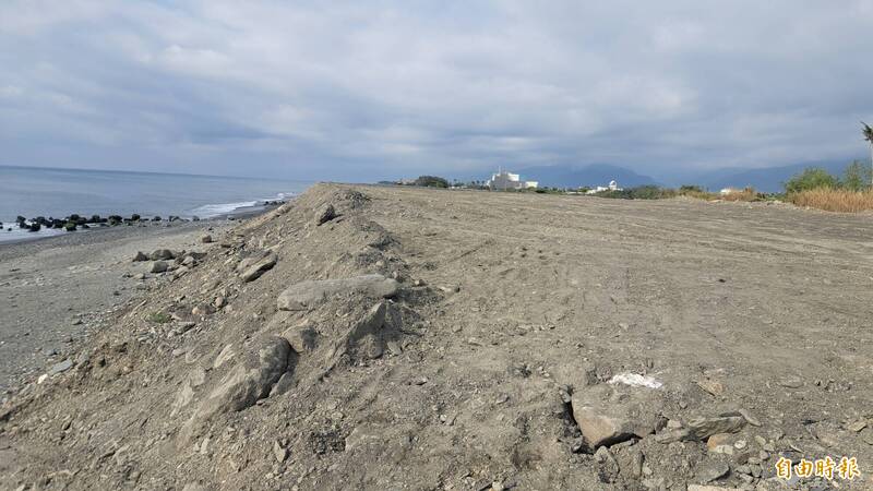 搶救台東海蝕陸地！太平溪疏濬土石堆海濱 盼陸地再「長」回來