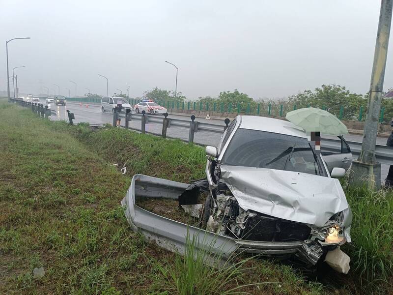 天雨釀禍！國6轎車追撞  衝破護欄卡邊坡