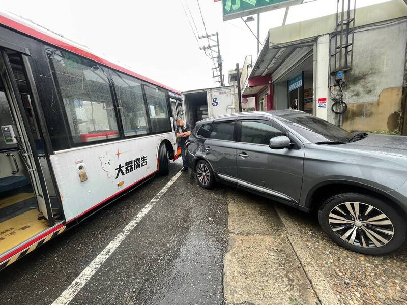 轎車違規跨越雙黃線左轉 桃客公車反應不及迎面撞上