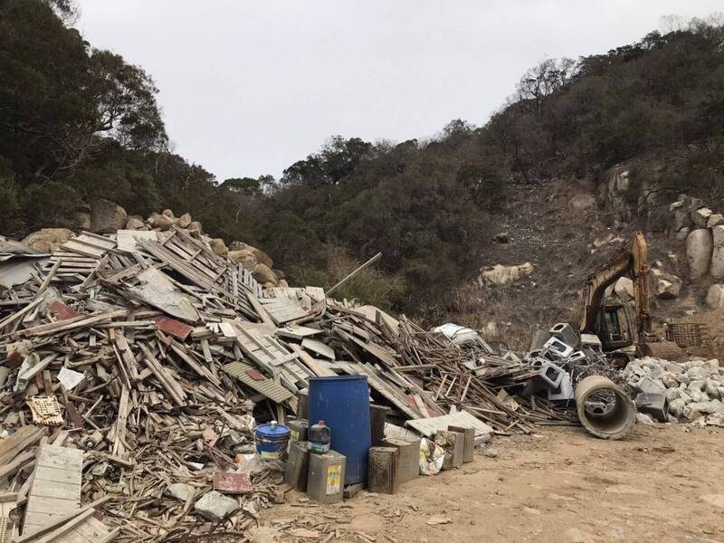 工程廢棄物堆置北竿山坡地 連江檢警開挖究責 業者20萬交保