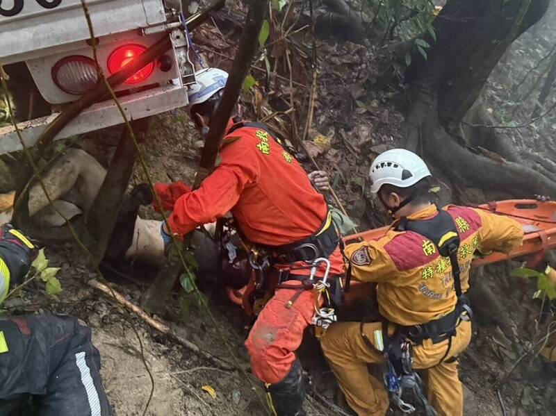 採檳榔貨車南投國姓鄉墜谷 弟遭車壓死、兄脫困獲救