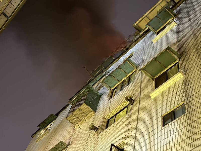 新北中和大樓頂加竄火煙 1家3口急逃生