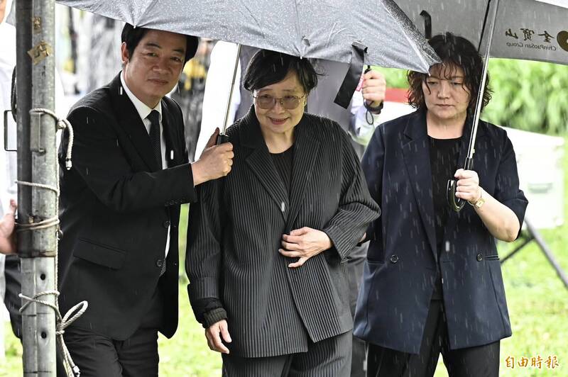 主動為人權鬥士遺孀撐傘 外國網友驚呼︰台灣總統好溫暖!