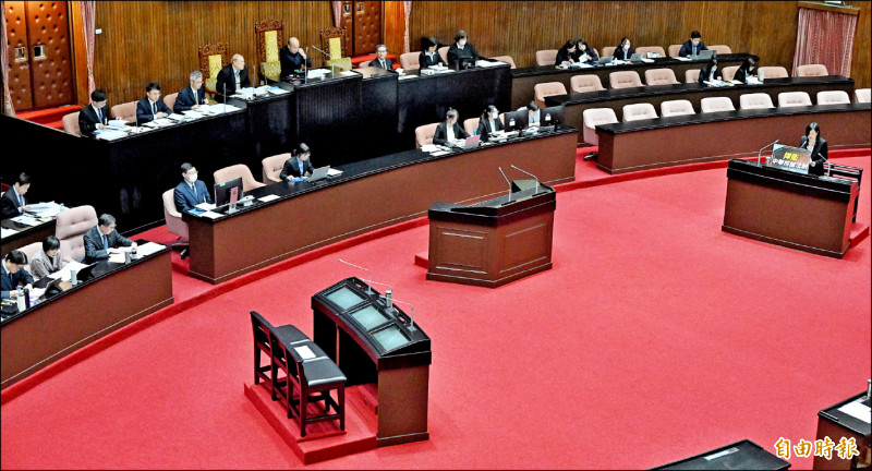 官員未上台 李貞秀質詢台演獨角戲