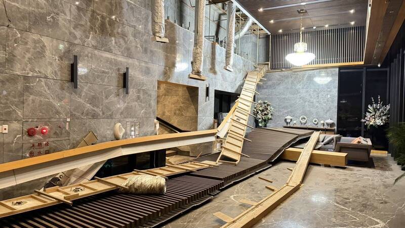 高雄大樓裝潢掉落嚇壞屋主 警消封鎖防意外擴大