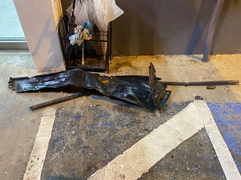 鐵件掉落車道釀禍 國1林口路段12車輾過車體受損