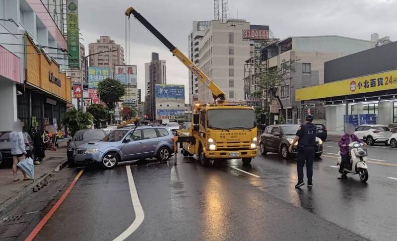 高雄男精神不濟連撞對向3車 撞斷路燈波及店家玻璃
