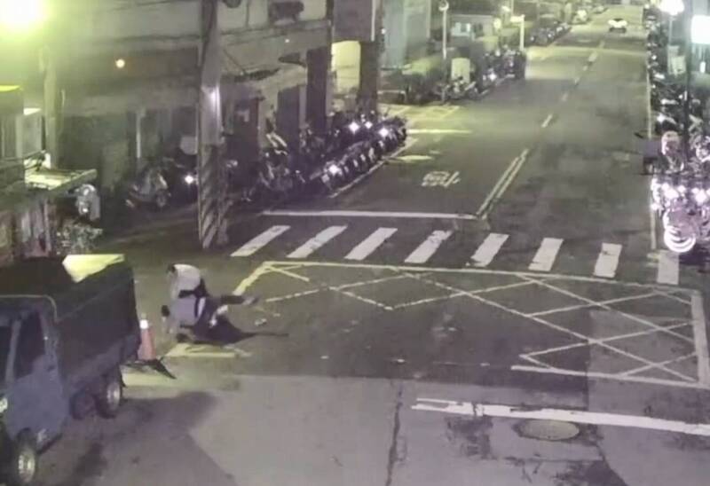 為5千元債務爆衝突 中和2男酒後街頭扭打全進警局