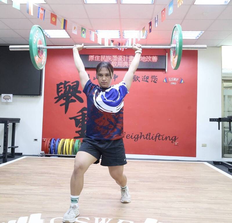 高雄16歲布農族少女吳妤萱勇奪金牌 成最年輕舉重國手