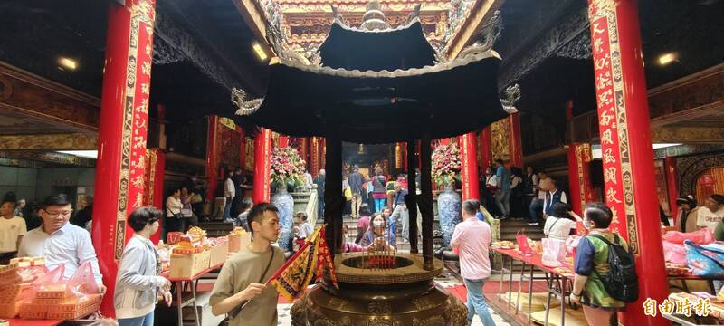 海線雙女神將出巡!鎮瀾宮湧現參拜潮 進香旗過爐「準備出發」