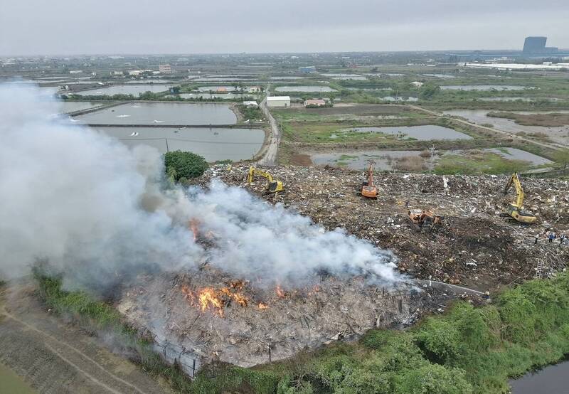 台南學甲掩埋場失火 持續悶燒小心下風處空污