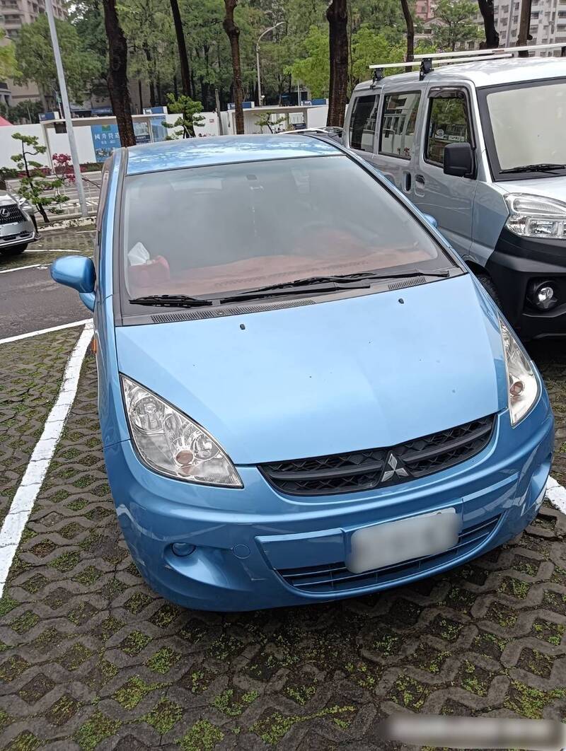 高雄榮總停車場「碰碰車」 七旬老婦前後撞2車十餘次