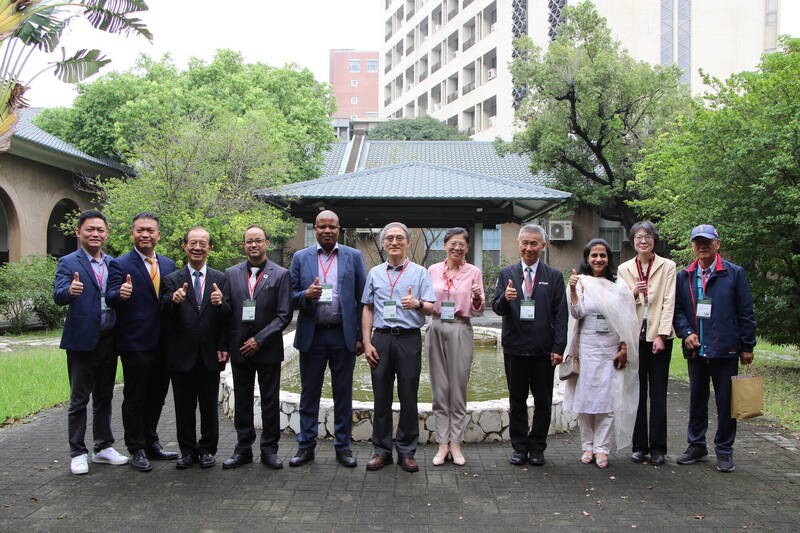 國際組織齊聚成大，支持里山權杖計畫與碳權機制，同時發表《台南宣言》。（成大提供）