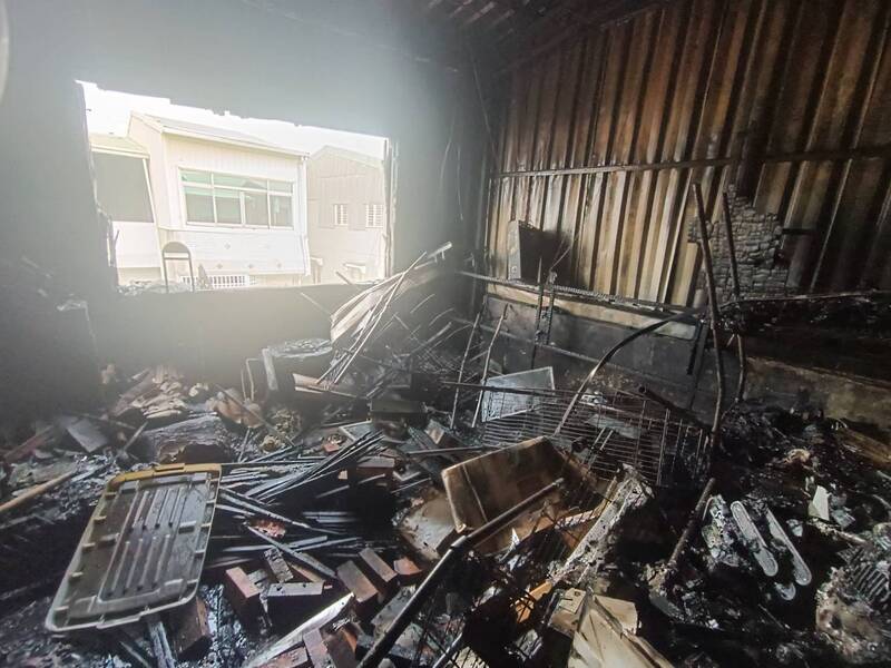 台南連棟住宅竄火 消防局21車馳援幸無傷亡