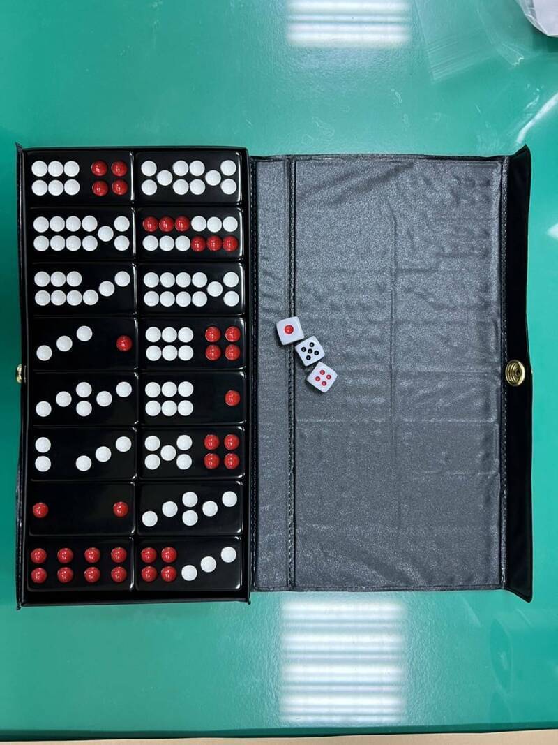 暖暖某社區地下室藏天九牌賭場 10餘警夜襲意外查獲「喪屍煙彈」