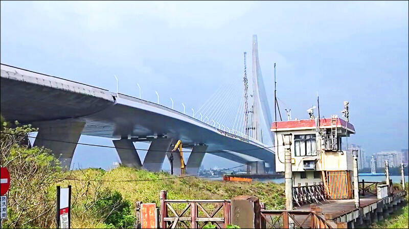 風切聲擾民有解！淡江大橋欄杆加裝消音膠條 4月中完工降噪