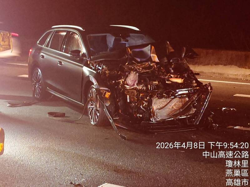 又是輔助駕駛惹禍？國1岡山段轎車撞緩撞車 車頭撞爛2傷