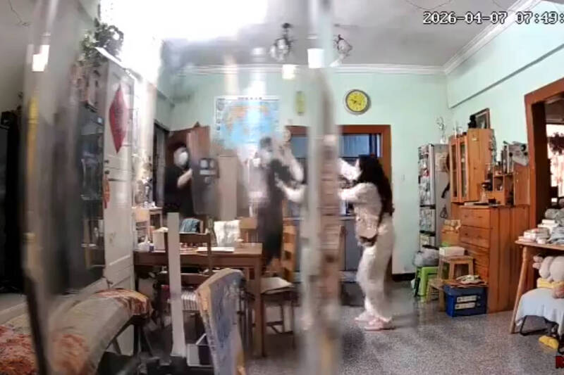 躺平就和平?中國廣州強拆民房 女子持防狼噴霧反擊無效