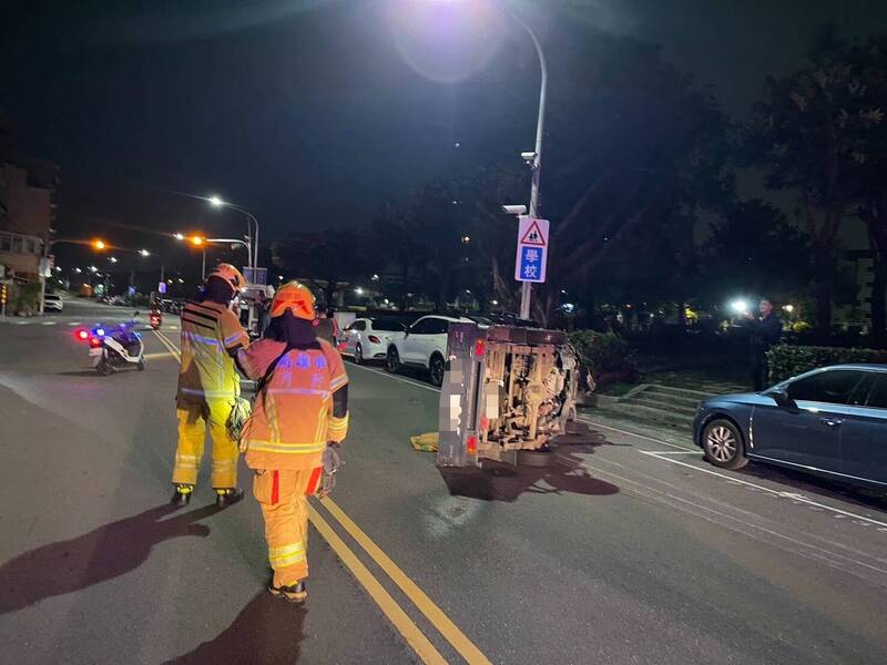 高雄小貨車司機酒駕失控 連撞5車翻覆受傷