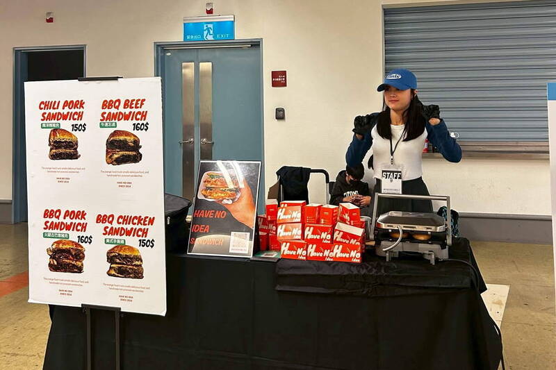 主打古巴三明治的「想不到mobile kitchen」透過計畫媒合進駐巨蛋籃球場短期展售,有效提升品牌能見度與銷售表現。(青年局提供) 主打古巴三明治的「想不到mobile kitchen」透過計畫媒合進駐巨蛋籃球場短期展售,有效提升品牌能見度與銷售表現。(青年局提供)