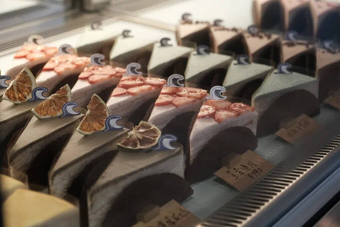 「浪花甜點」於輔導計畫期間積極拓展銷售通路,成功將甜點寄售於合作據點提升品牌曝光。(青年局提供) 「浪花甜點」於輔導計畫期間積極拓展銷售通路,成功將甜點寄售於合作據點提升品牌曝光。(青年局提供)