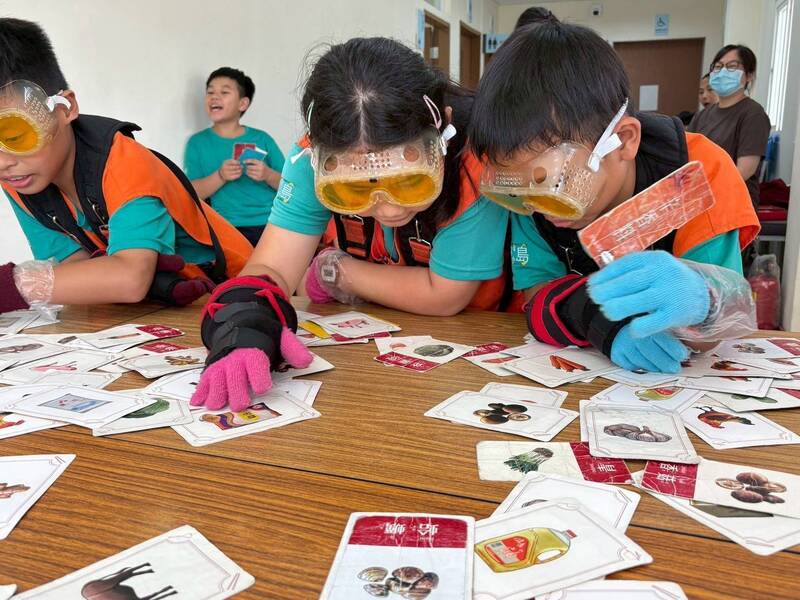 走不快、聽不清、看不遠 台東離島學童著裝備體驗老化之苦