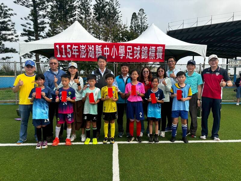 澎湖縣中小學足球錦標賽開幕 縣議會議長陳毓仁到場加油