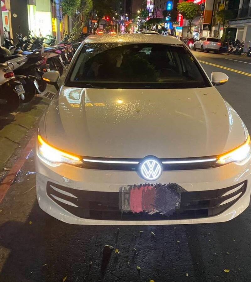 新手駕駛迴轉距離沒抓好 撞擊停車格6機車