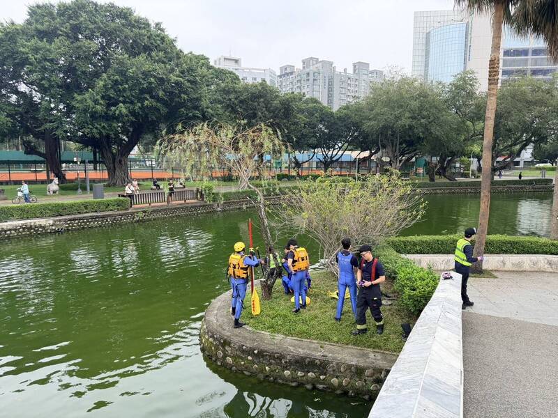 台中公園日月湖驚見「人形漂浮物」 遊客嚇壞急報案打撈