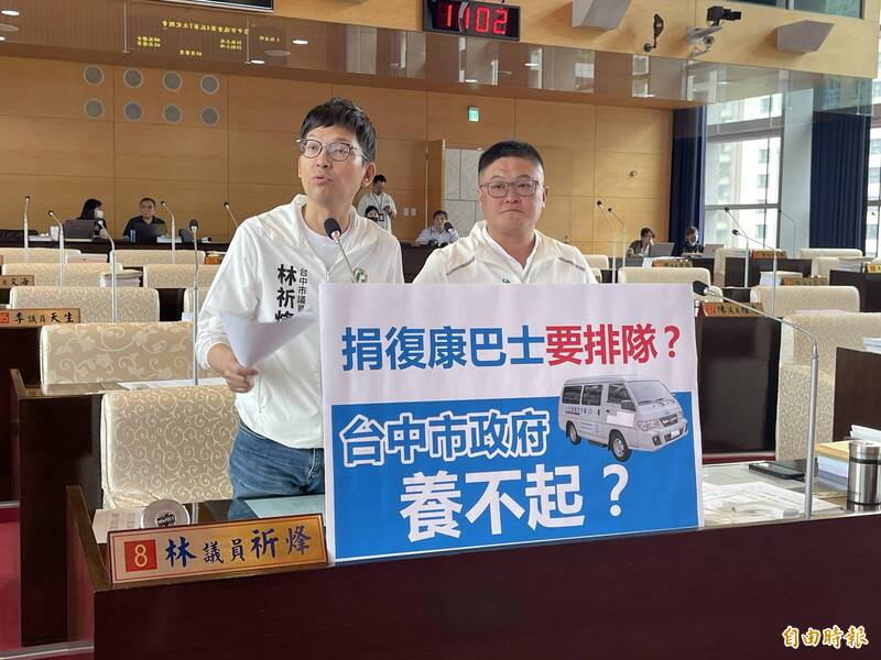 林祈烽質疑民眾反映預約困難，但要捐復巴士竟要「限量排隊」。（記者蘇孟娟攝）