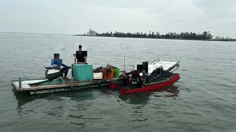 東石外海驚魂 釣客船隻失去動力險擱淺海巡救援脫困