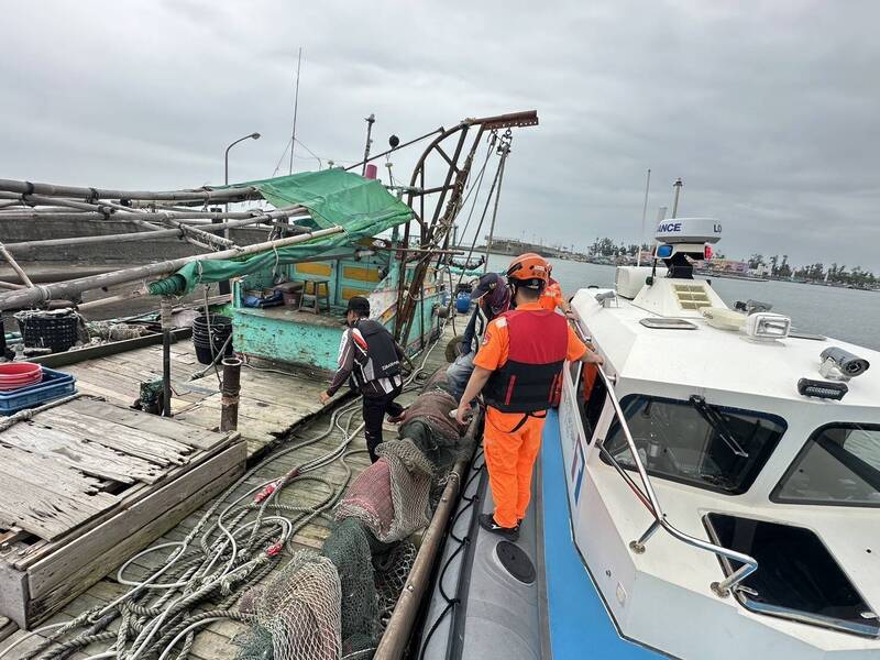 海巡人员将钓客带到安全场所。（海巡署提供）