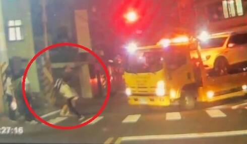 父亲带著女儿要穿越斑马线，拖吊车未减速礼让行人。（民众题供）