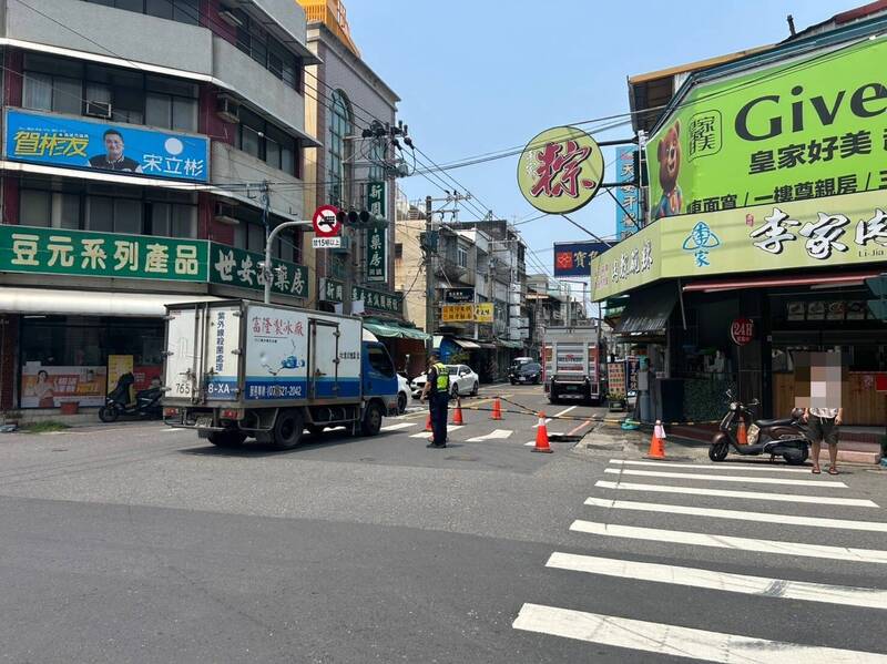 高雄梓官鬧區路面凹陷破洞 警急交管搶修