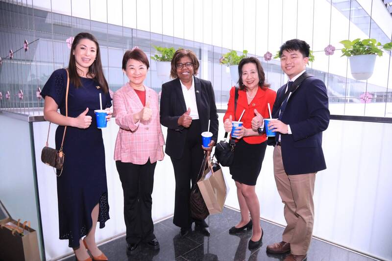 美馬里蘭州務卿率團回訪 盧秀燕端珍奶迎賓