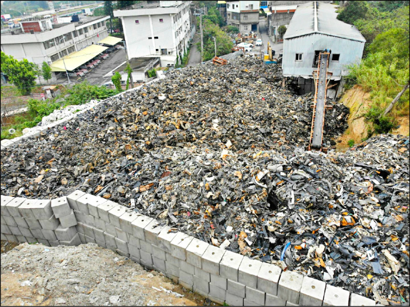 造橋國道二隊旁 藏1500噸「廢料山」/ 一旦崩落首當其衝 地主3人求重刑