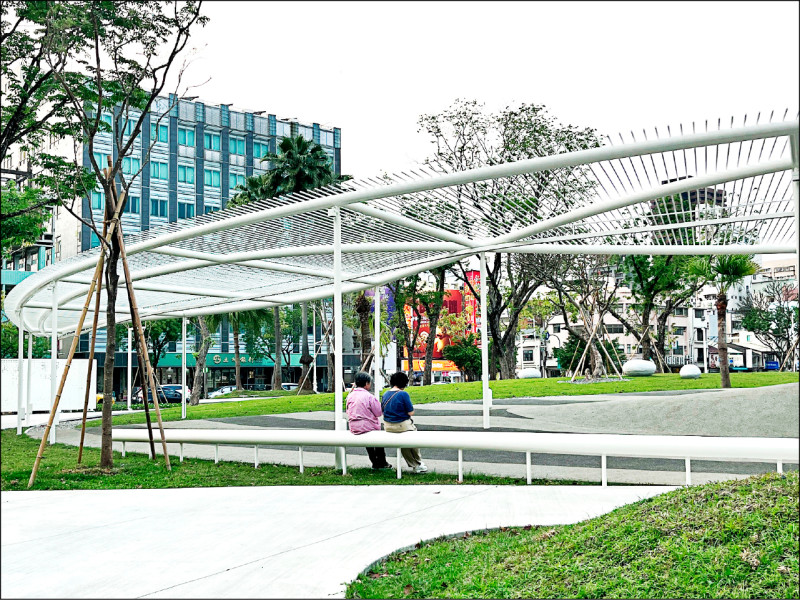 噴水廣場變林蔭草坪 高市「鹽埕之心」啟用