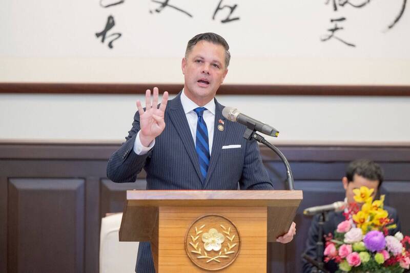 美議員能恩推動多項友台倡議 外交部頒贈睦誼獎章