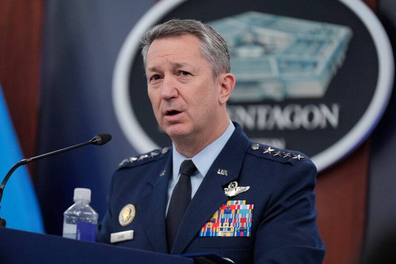 美军参谋首长联席会议主席凯恩8日表示，如果德黑兰拒绝和平，美军已做好恢复战斗的准备。 （美联社）