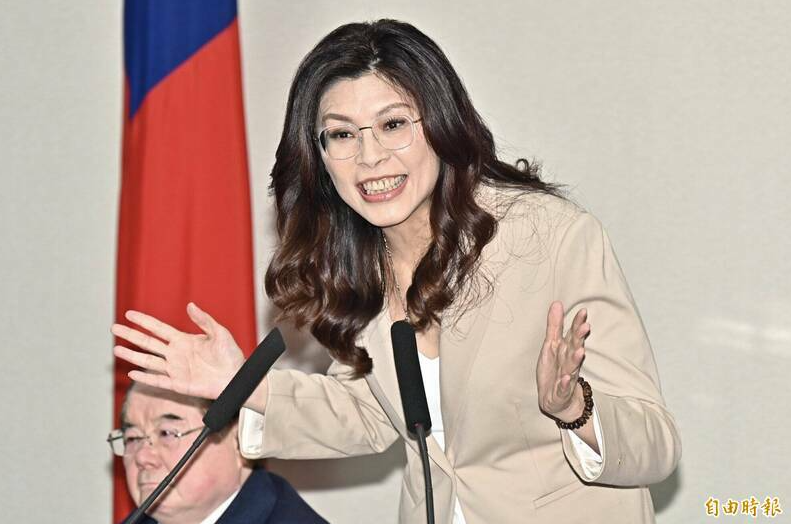 網瘋傳鄭麗文與「中華民國墓碑」合照還比YA?   真相曝光！