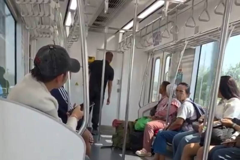 泰國捷運驚魂! 駕駛室「淒厲女聲」叫不停 乘客敲門無人回應