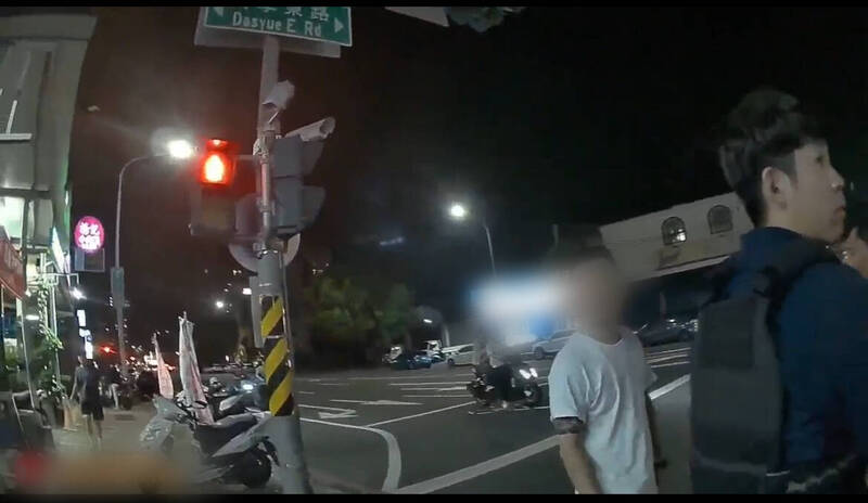 變換車道起衝突 高雄貨車司機快車道肉身攔停小黃