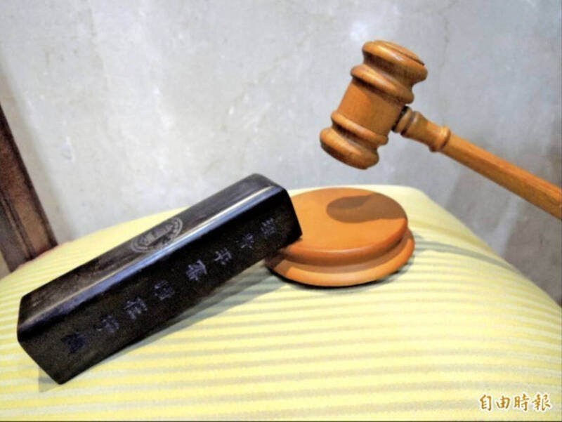 「只是開玩笑」!畢旅偷拍男同學洗澡 高職生惡作劇下場曝光