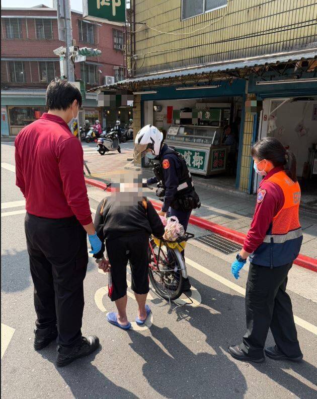 老翁騎鐵馬腳麻摔倒拒送醫 暖警協助護送返家