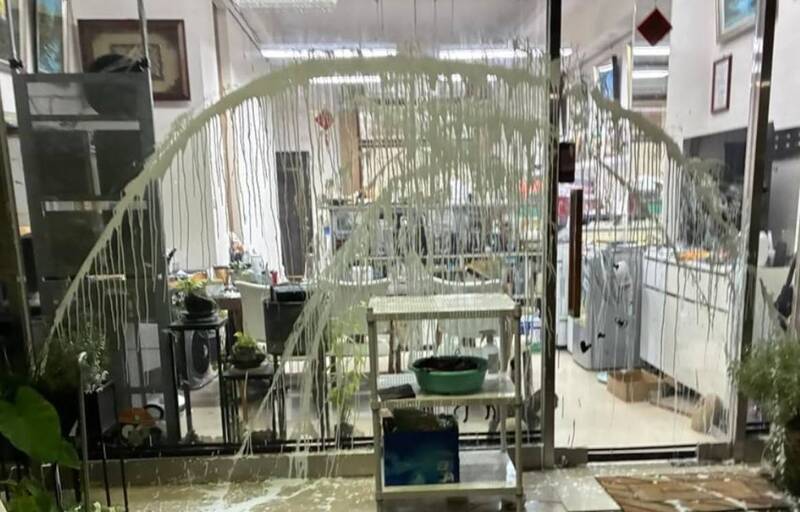 台中西屯店面營業中遭潑漆!整片落地窗染慘白 嫌還拍照「交差」