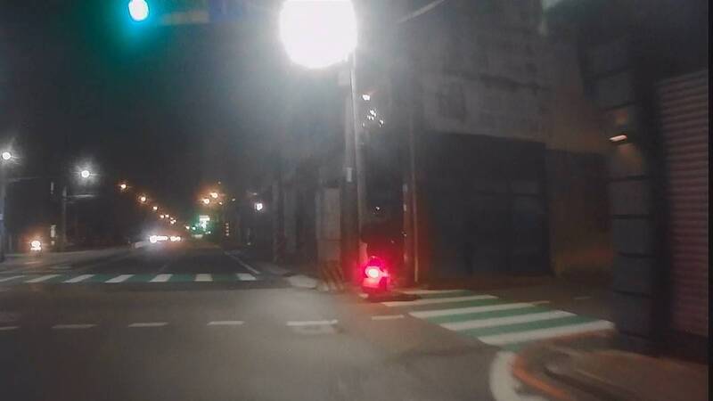 毒品通緝男闖紅燈拒警盤查狂逃 蛇行、闖紅燈宛若警匪片場景