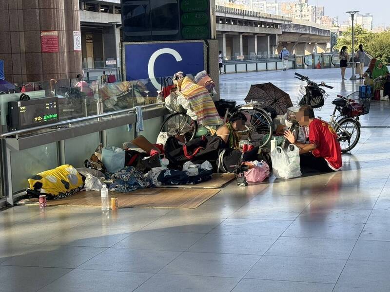 街友行李堆置成燙手山芋 台中車站門面堪憂