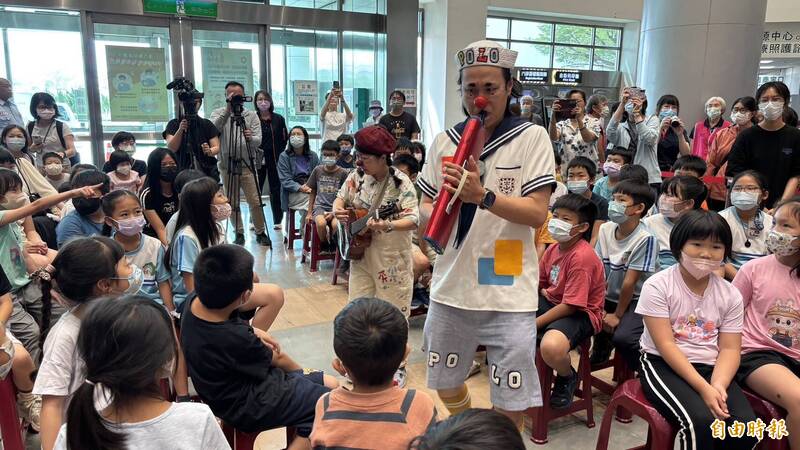 醫院變舞台 台南太康國小小樂手、紅鼻子醫生同台演出營造友善就醫環境