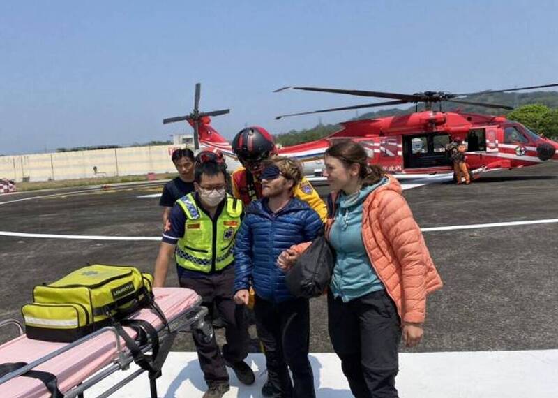 爬南二段被樹枝擊中！法男右眼流血視線模糊 空勤吊掛急救